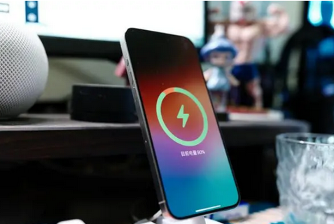 浮梁苹果15换屏服务分享用什么充电器给iPhone15充电更好 